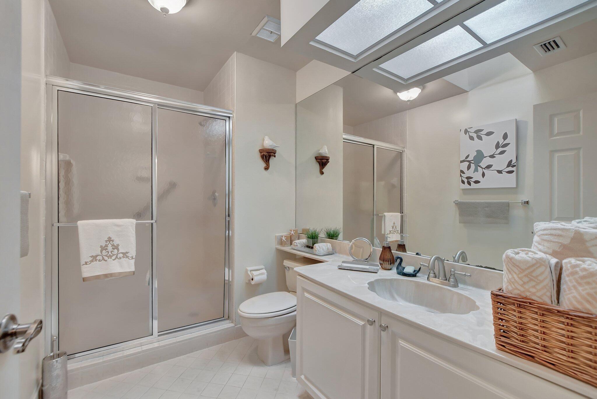 7495 La Paz Boulevard, Unit 102 Boca Raton, FL 33433 - Photo 23 of 36 2nd bathroom