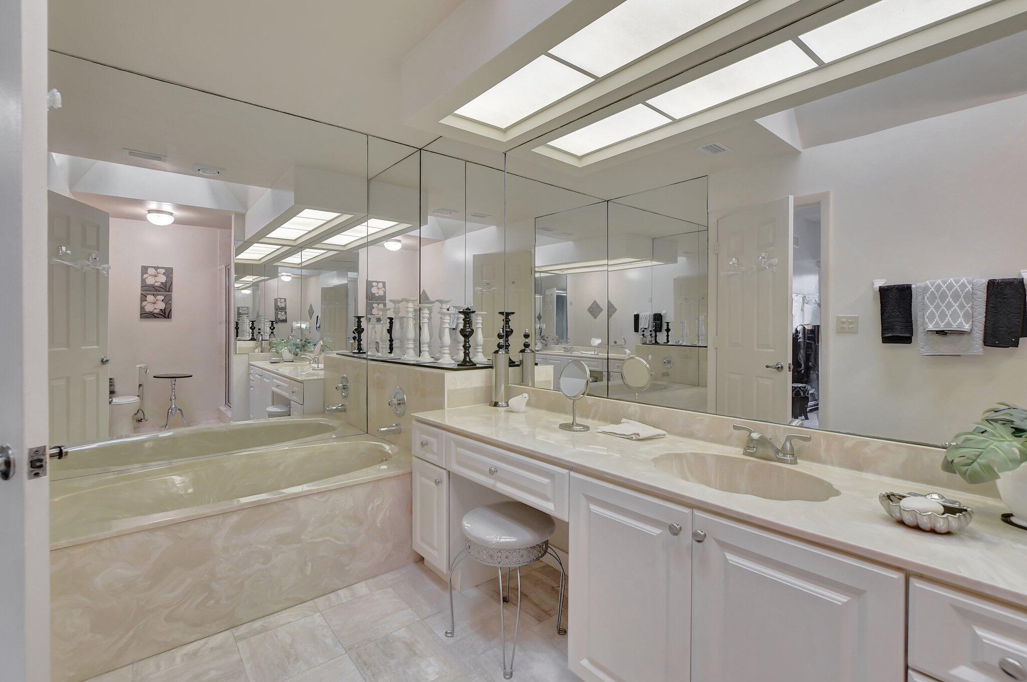 7495 La Paz Boulevard, Unit 102 Boca Raton, FL 33433 - Photo 24 of 36 Master bath