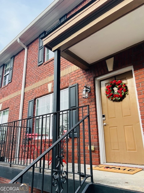 a view of entryway with a front door