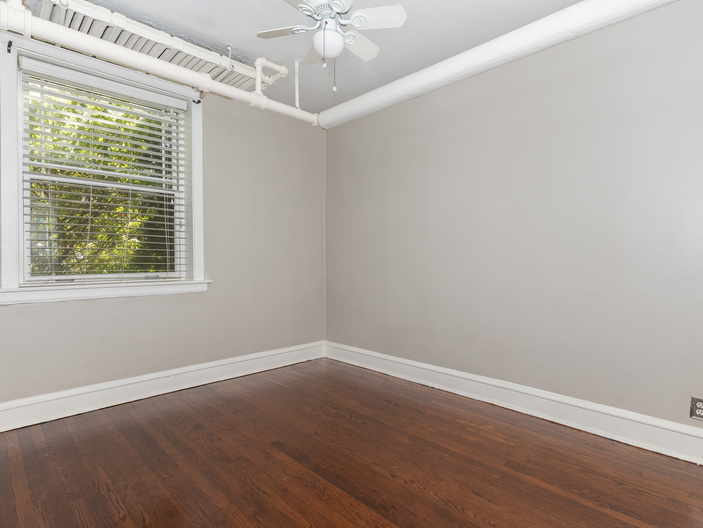 520 Sheridan Road, Unit G Evanston, IL 60202 - Photo 9 of 16 a view of an empty room with wooden floor and a window