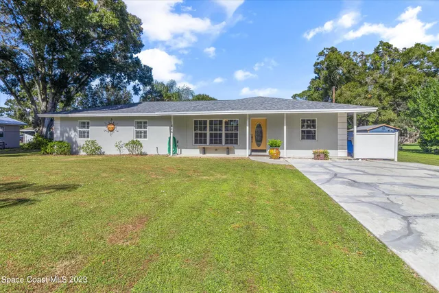 a front view of house with yard having outdoor seating