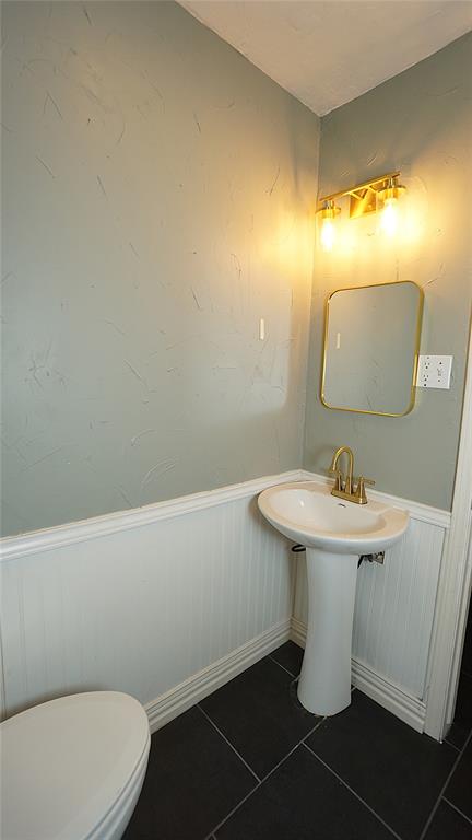 606 Queens Road Denison, TX 75020 - Photo 10 of 37 Off from garage area 1/2 bath
