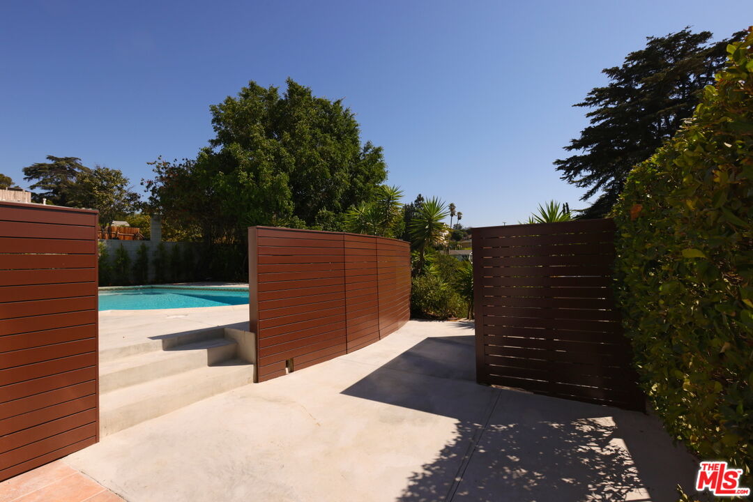 600 Luton Drive Glendale, CA 91206 - Photo 13 of 50 a view of outdoor space and yard