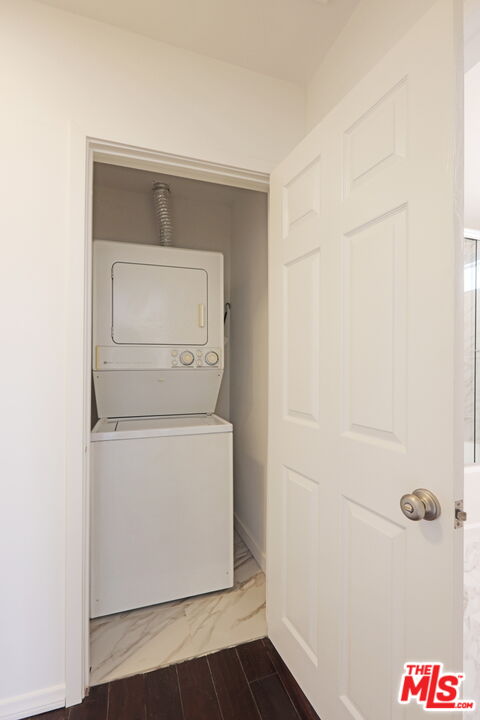 600 Luton Drive Glendale, CA 91206 - Photo 28 of 50 a utility room with dryer and washer
