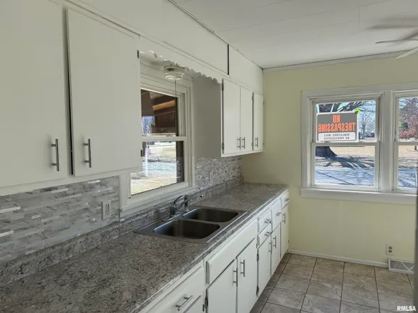 $89,000 | 208 West 10th Avenue, Monmouth, IL 61462