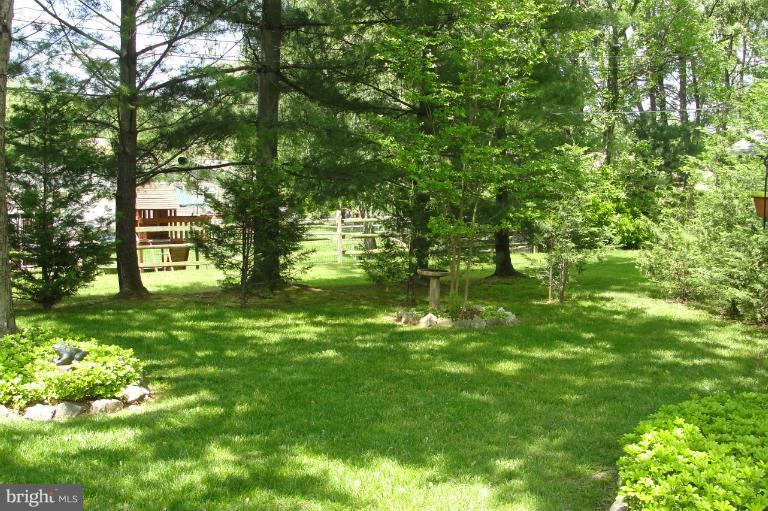 1820 Willann Road Rosedale, MD 21237 - Photo 19 of 27 a backyard of a house with lots of green space