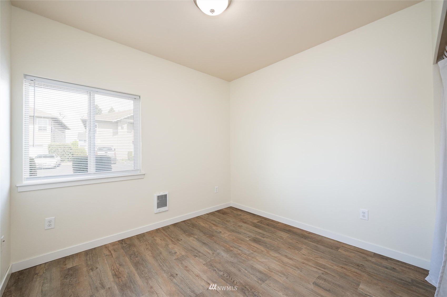 1305 Boon Street, Unit 122 Sumas, WA 98295 - Photo 8 of 21 an empty room with a window
