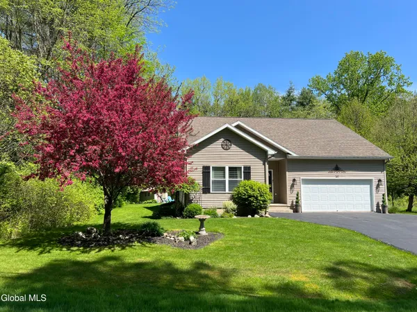 $479,900 | 207 Sunnyside East, Queensbury, NY 12804