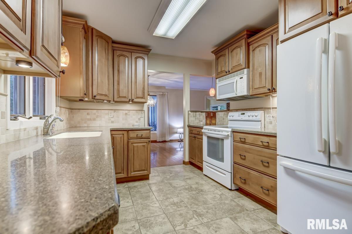 4 Turnberry Place Springfield, IL 62704 - Photo 9 of 35