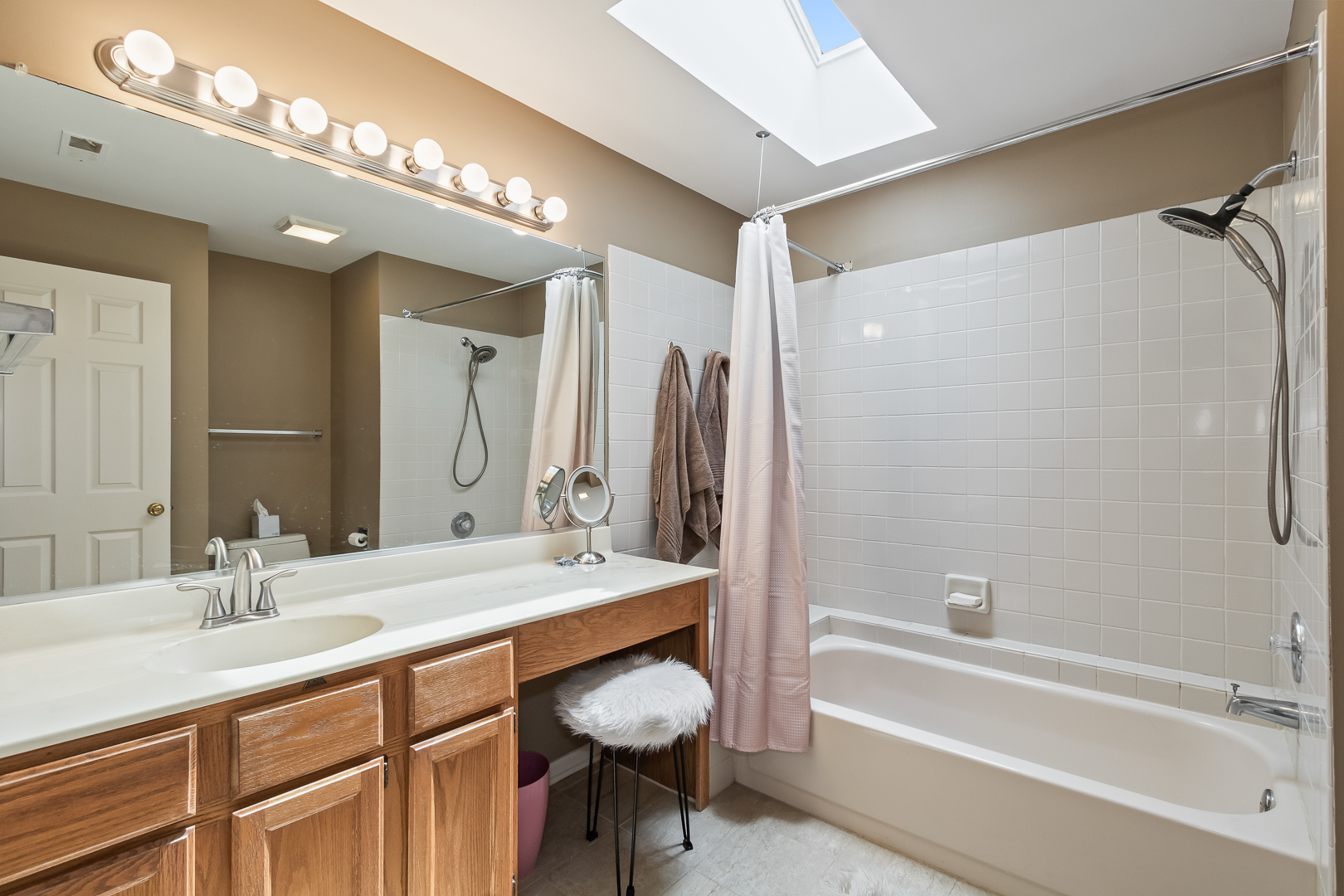 884 Shoreline Road, Unit 884 Lake Barrington, IL 60010 - Photo 13 of 22 Gallery Image 13