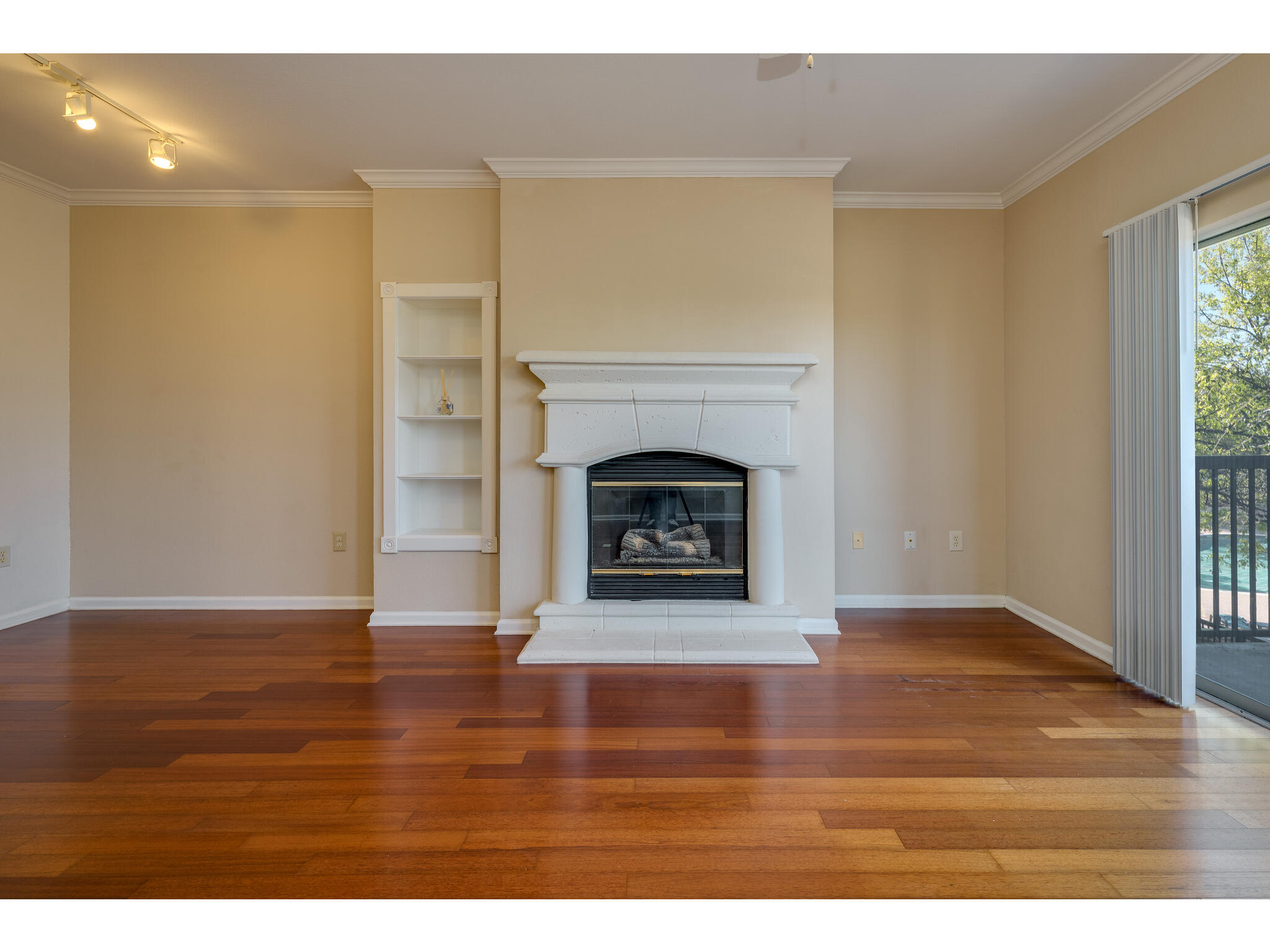 11203 Ranch Road 2222, Unit 106 Austin, TX 78732 - Photo 20 of 40 Books shelves or niche - the choices is yours!