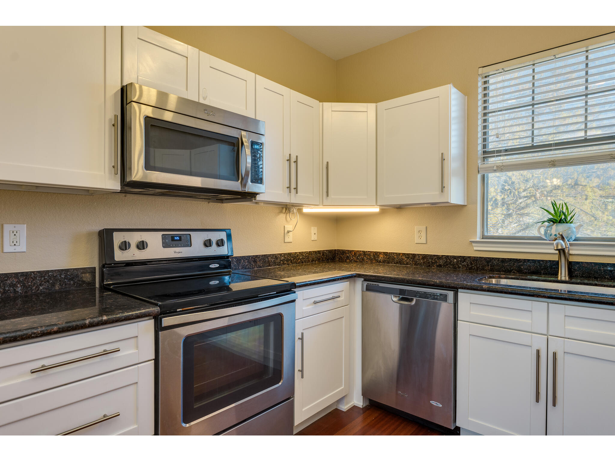 11203 Ranch Road 2222, Unit 106 Austin, TX 78732 - Photo 22 of 40 Kitchen is cozy but mighty, lots of counter space!