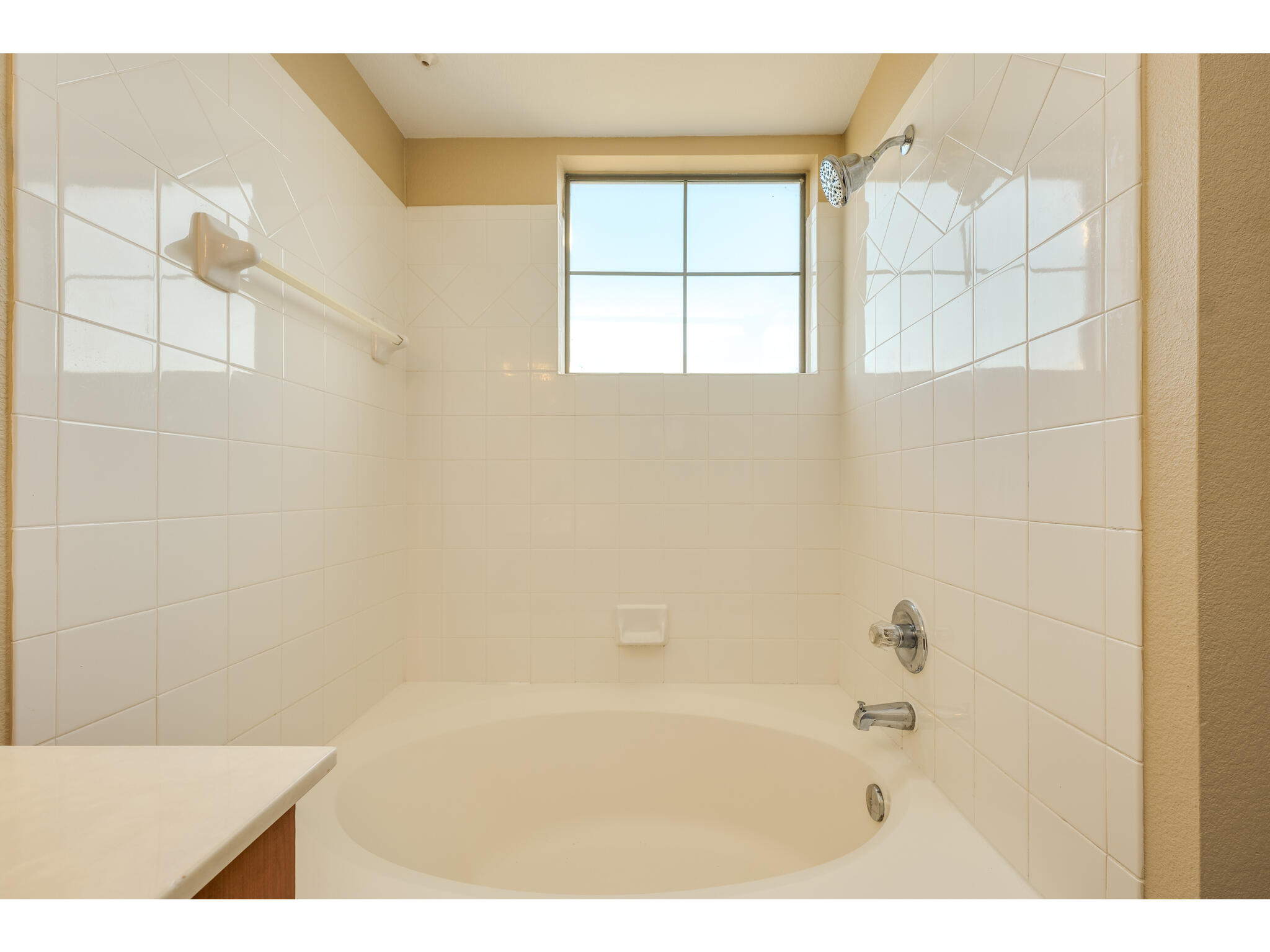 11203 Ranch Road 2222, Unit 106 Austin, TX 78732 - Photo 34 of 40 Shower and garden tub combination is super convenient!