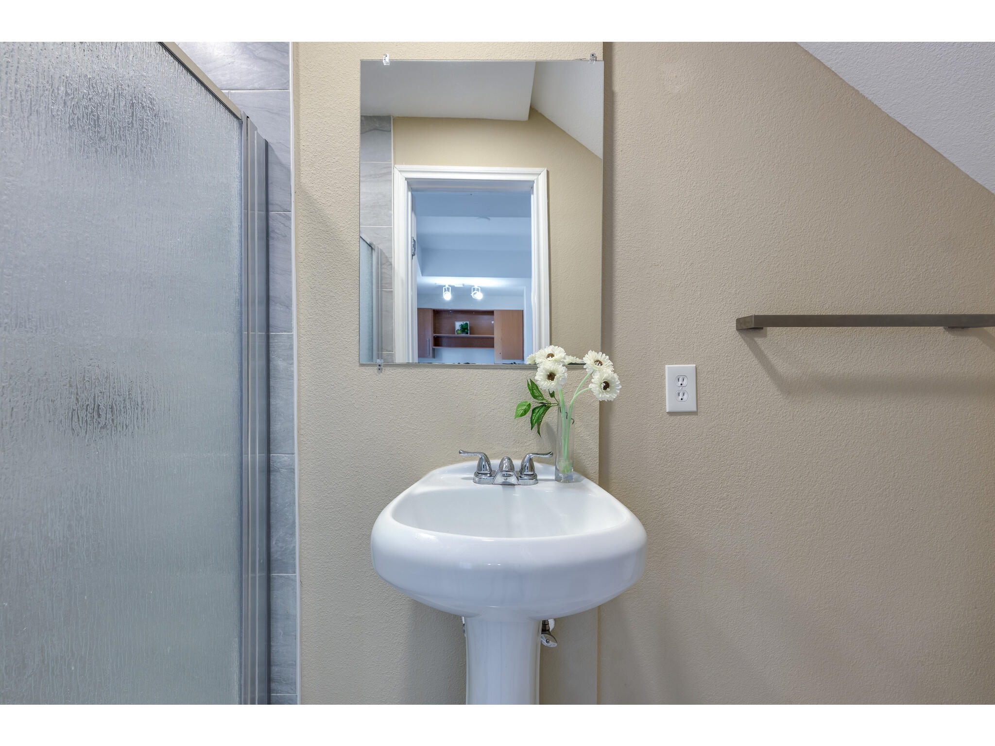 11203 Ranch Road 2222, Unit 106 Austin, TX 78732 - Photo 9 of 40 Full ensuite bathroom on the first floor.