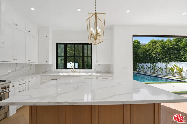 $17,995 | 4539 Longridge Avenue, Sherman Oaks, CA 91423