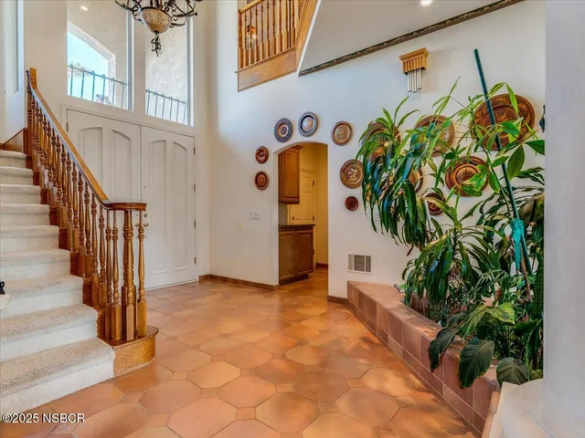 a view of entryway with a flower pot