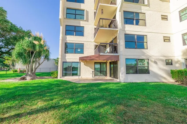 a view of yard with green space