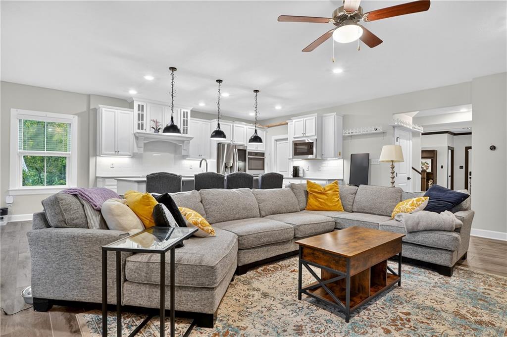 200 Juniper Way Canonsburg, PA 15317 - Photo 10 of 41 Large living room