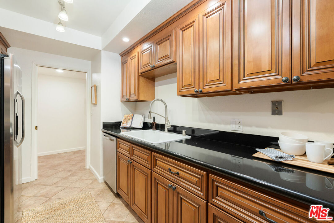 1401 Valley View Road, Unit 230 Glendale, CA 91202 - Photo 9 of 34 Gallery Image 9