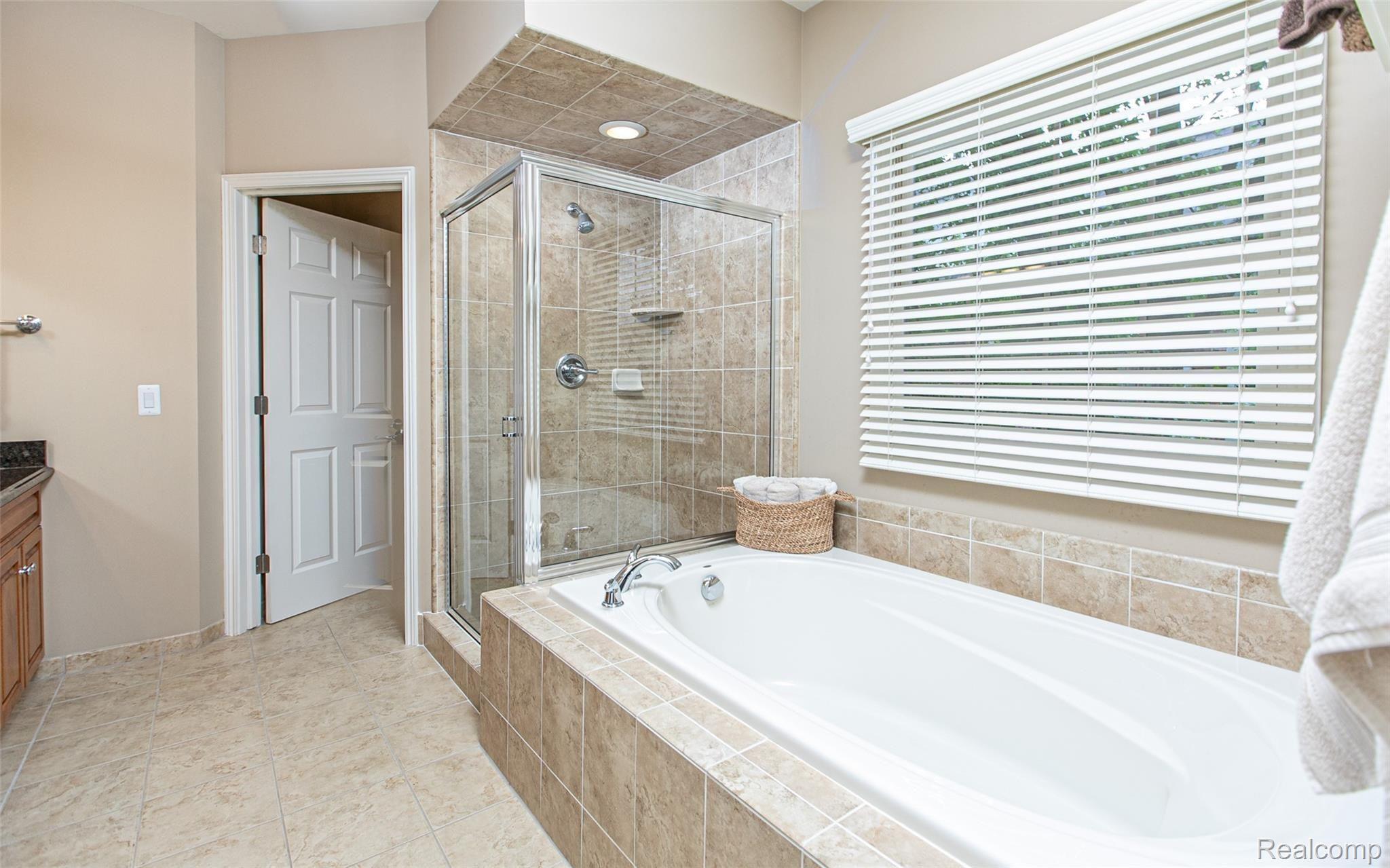 2778 Castlemartin Court Rochester, MI 48306 - Photo 17 of 34 17 - Master Bathroom.jpg