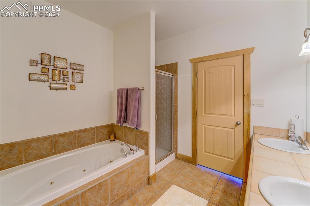 111 Rocchio Drive Florence, CO 81226 - Photo 46 of 50 a bathroom with a tub a sink and a mirror