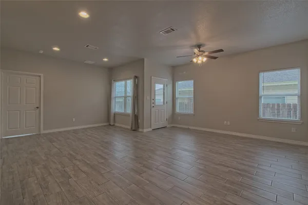 $1,575 | 473 Cr 306 Jarrell Tx 76537, Unit B, Jarrell, TX 76537