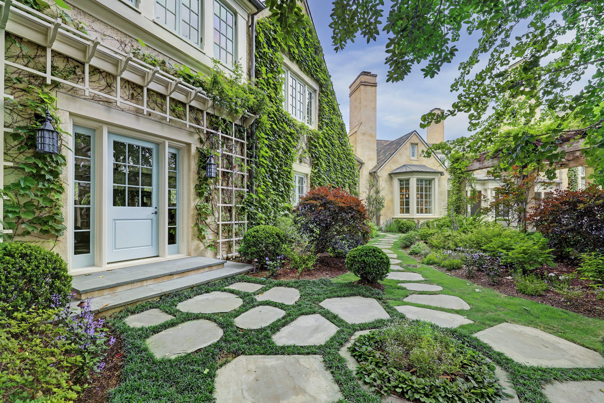 3 Briarwood Court Houston, TX 77019 - Photo 49 of 50 front view of a house with a yard