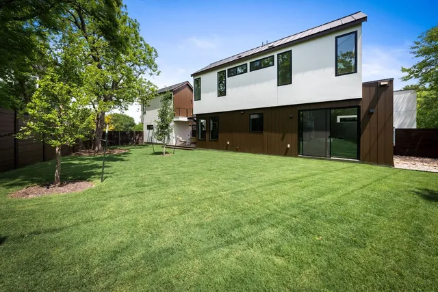a view of a house with a backyard