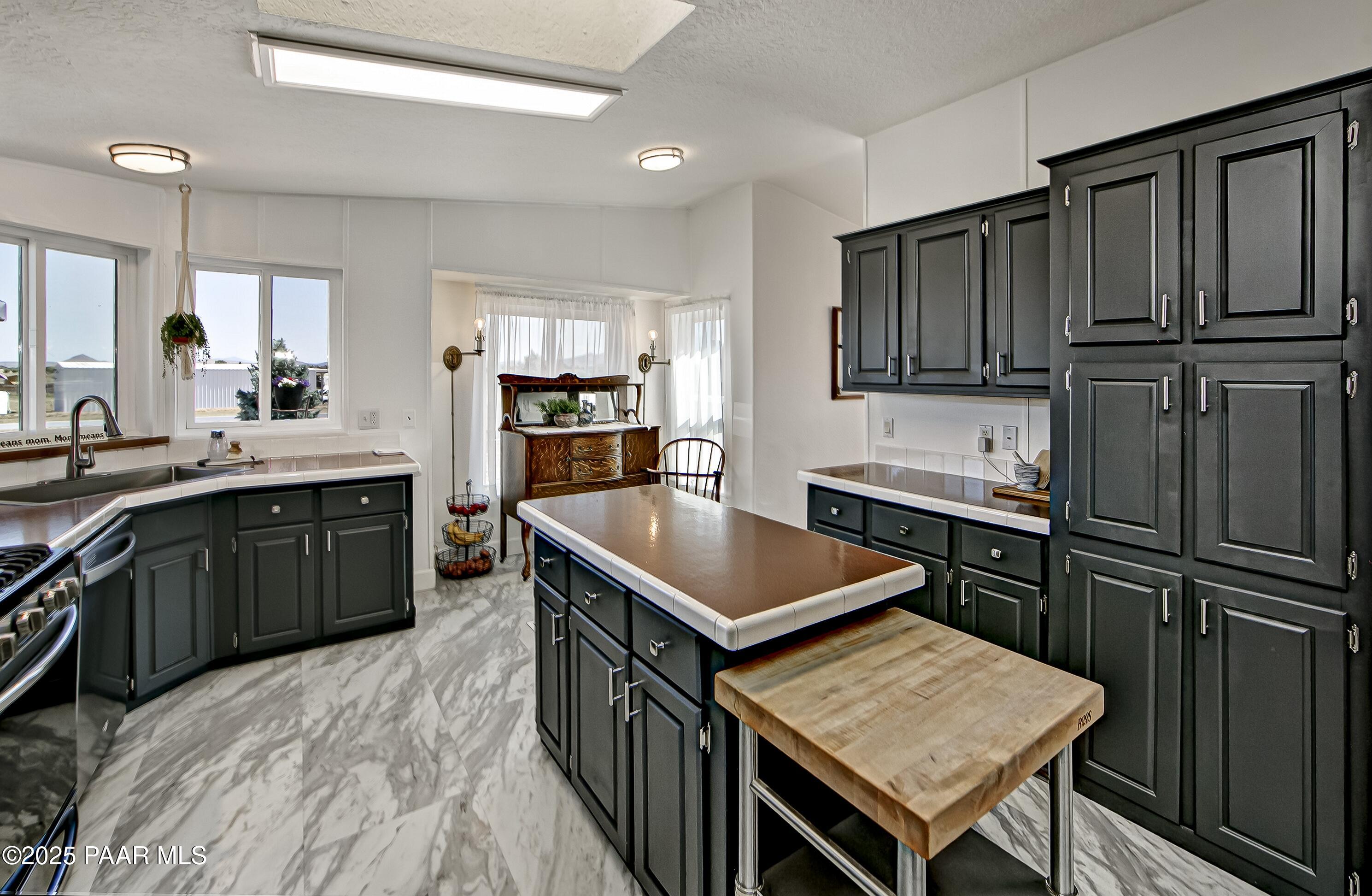 10450 North Poquito Valley Road Prescott Valley, AZ 86315 - Photo 12 of 30 29-Kitchen