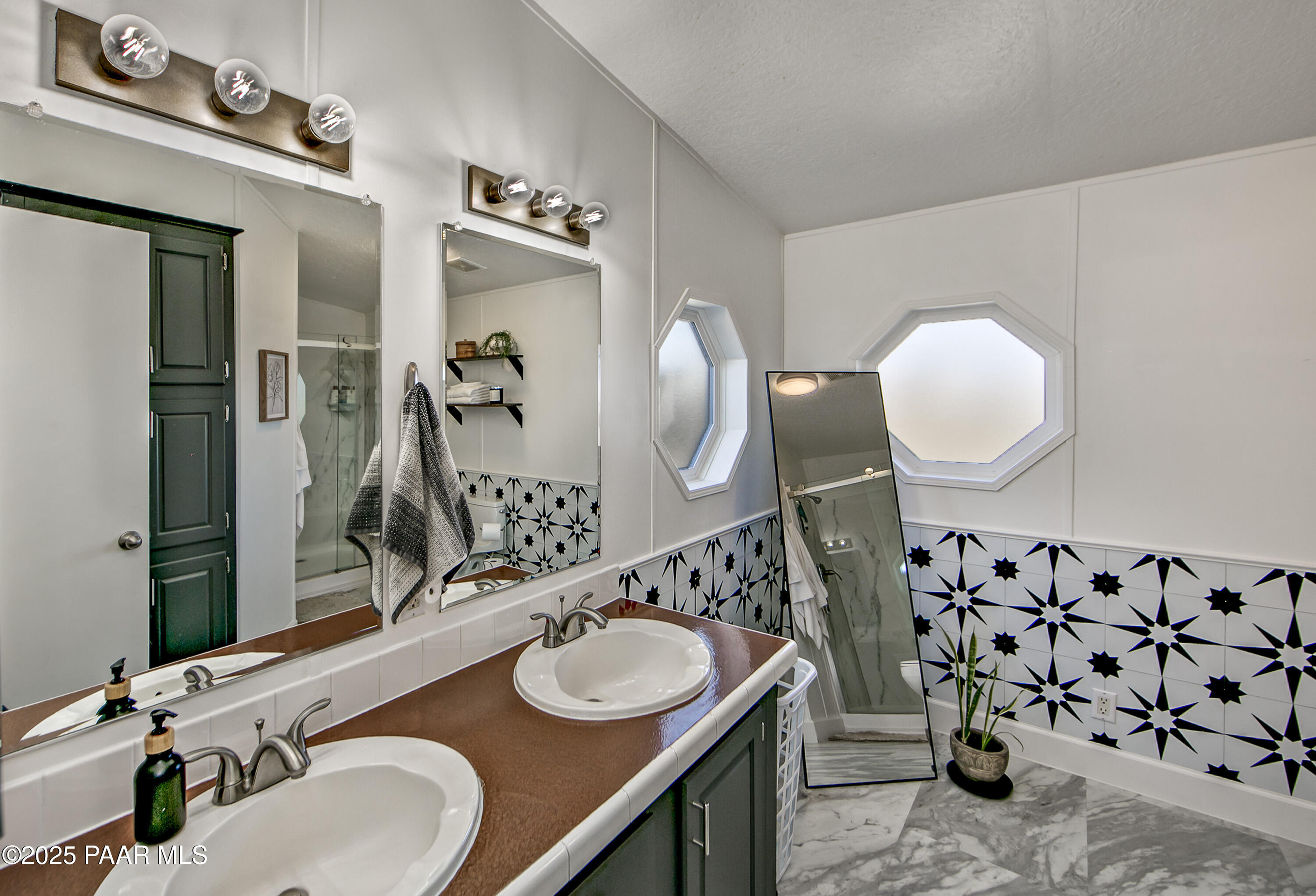 10450 North Poquito Valley Road Prescott Valley, AZ 86315 - Photo 14 of 30 31-Primary Bathroom