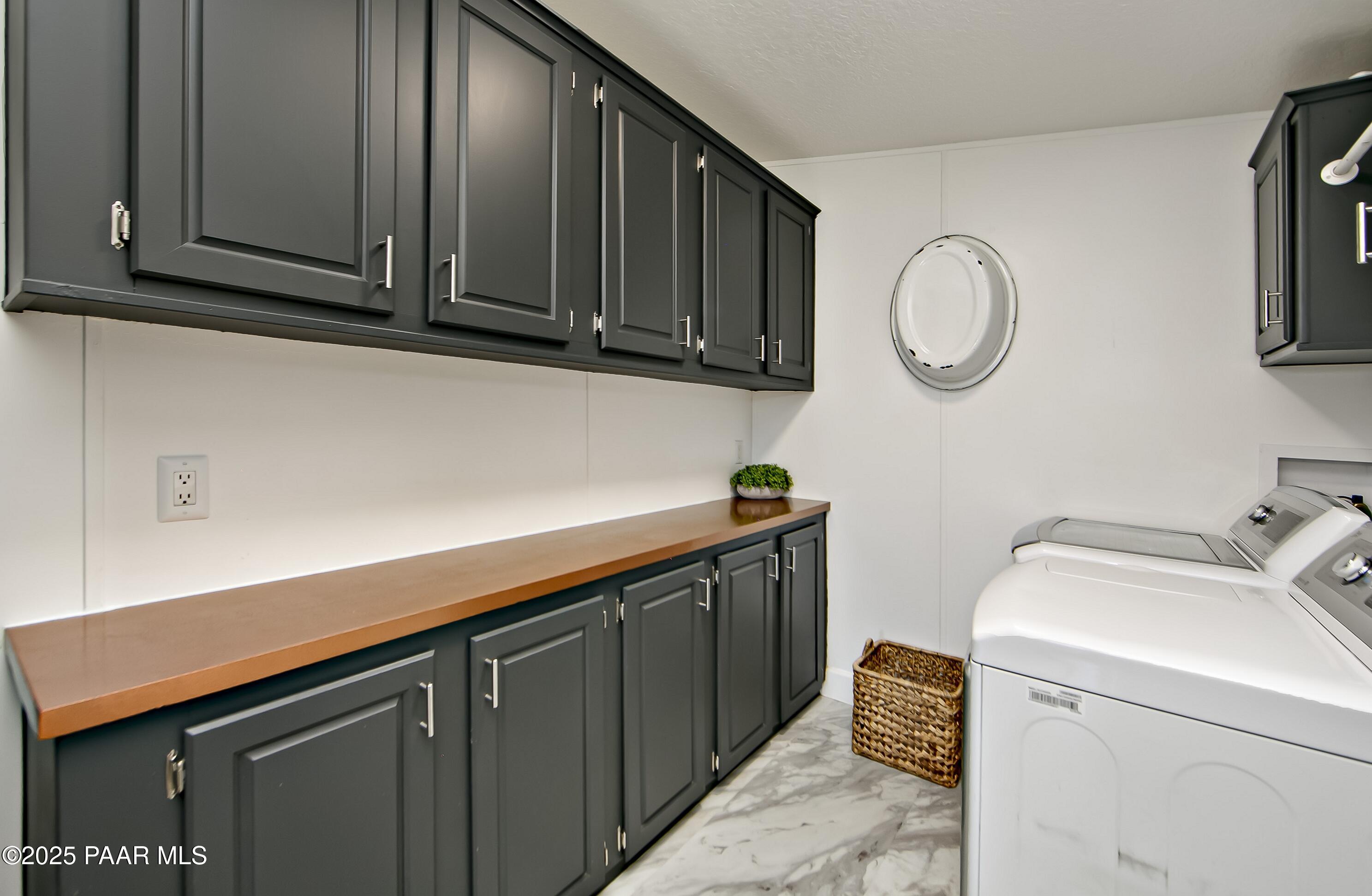 10450 North Poquito Valley Road Prescott Valley, AZ 86315 - Photo 17 of 30 36-Laundry