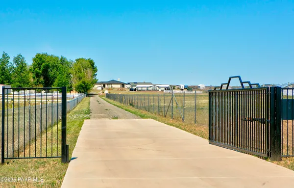 $950,000 | 10450 North Poquito Valley Road, Prescott Valley, AZ 86315