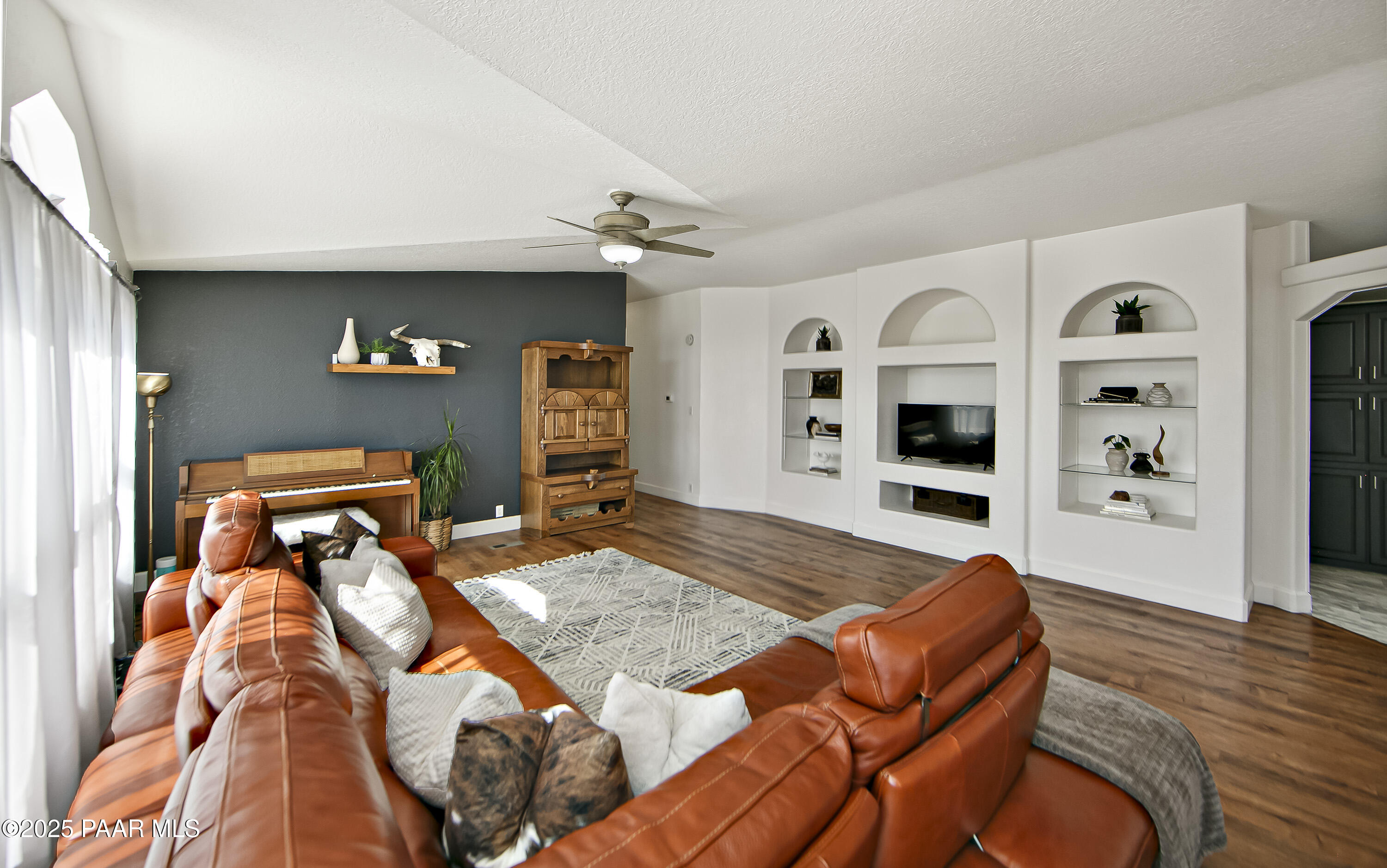 10450 North Poquito Valley Road Prescott Valley, AZ 86315 - Photo 6 of 30 22-Great Room