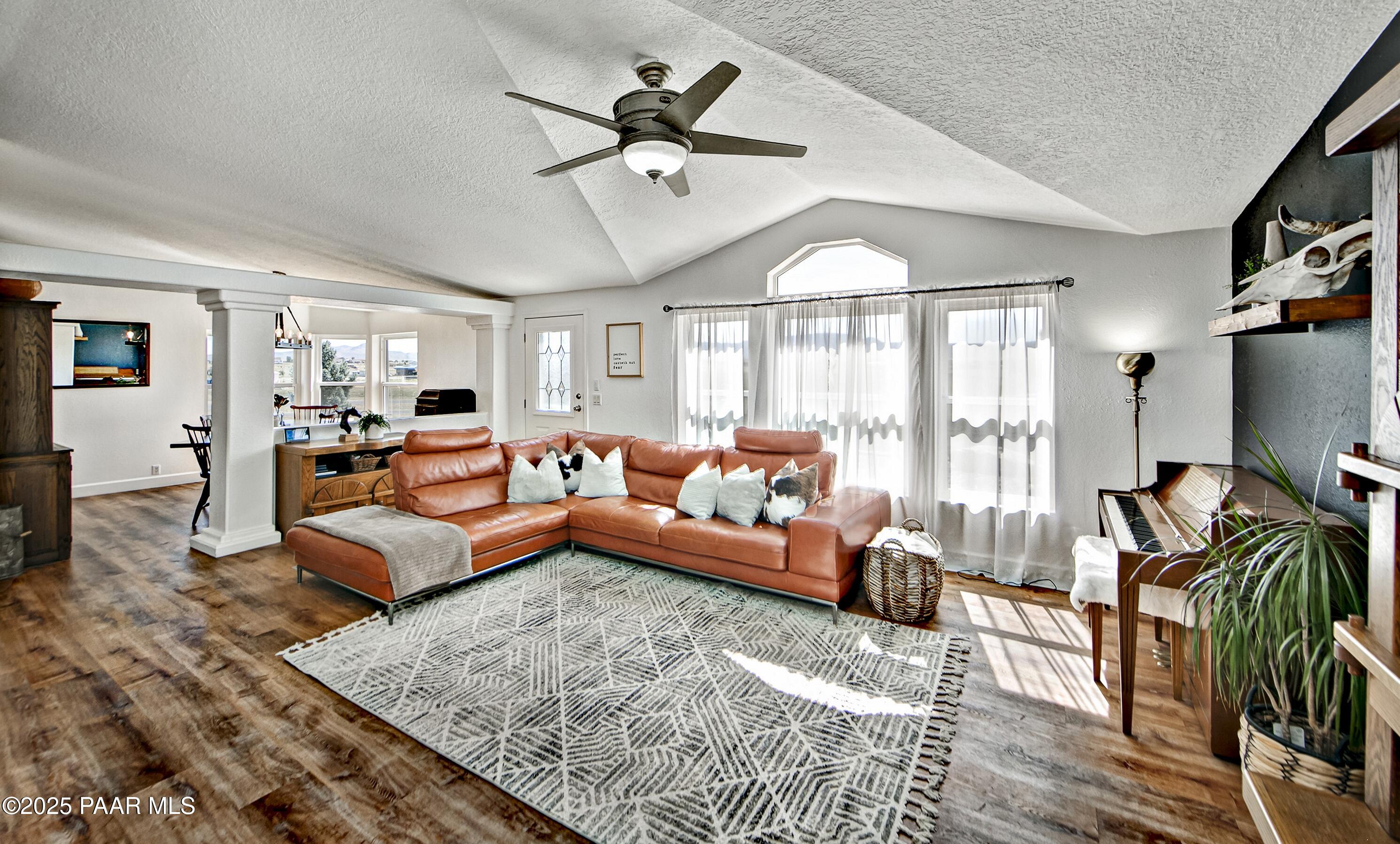 10450 North Poquito Valley Road Prescott Valley, AZ 86315 - Photo 7 of 30 23-Great Room