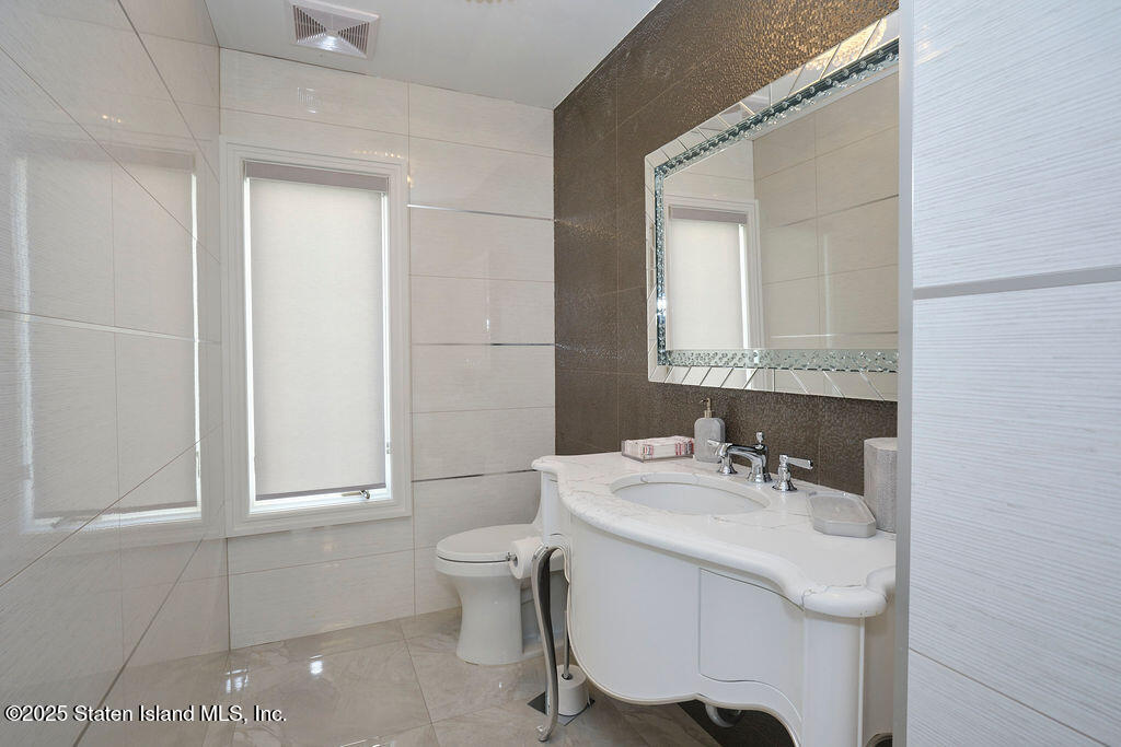 185 Radcliff Road Staten Island, NY 10305 - Photo 20 of 46 DSCF5656