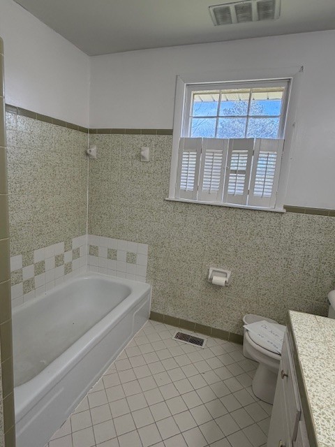 3509 Pinson School Road Springfield, TN 37172 - Photo 15 of 16 a spacious bathroom with a bathtub and a toilet