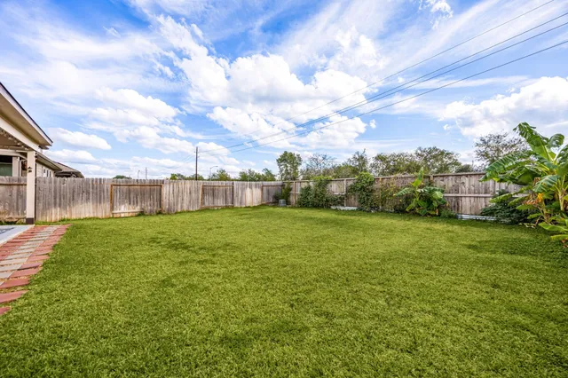 a view of a backyard