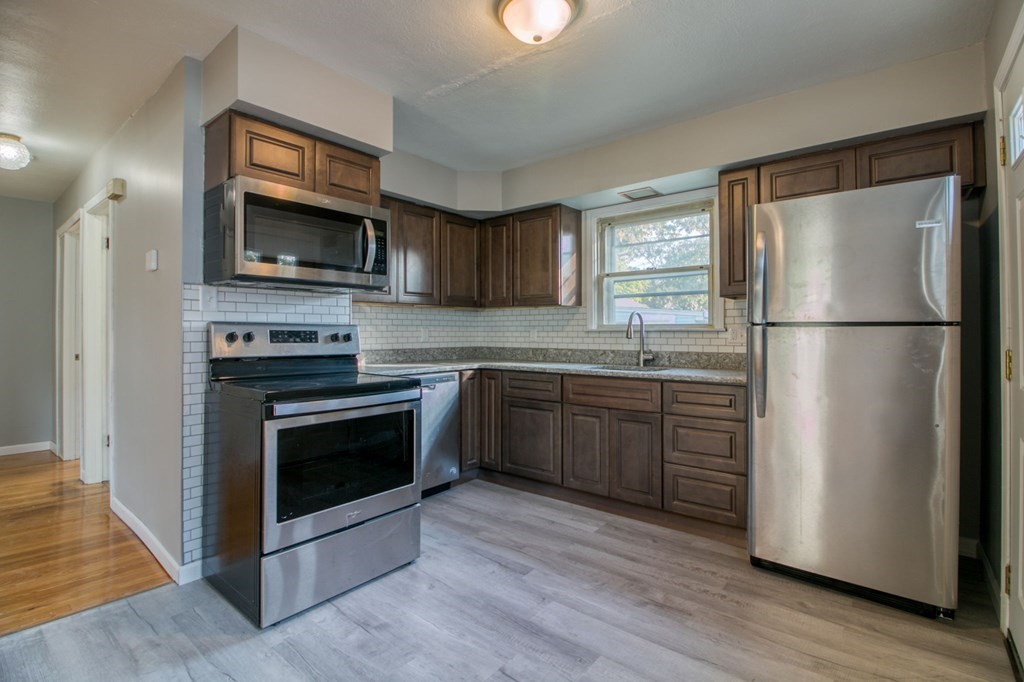 51 Pheland Street Springfield, MA 01109 - Photo 3 of 21 Gallery Image 3