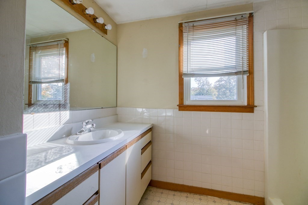 51 Pheland Street Springfield, MA 01109 - Photo 5 of 21 Gallery Image 5