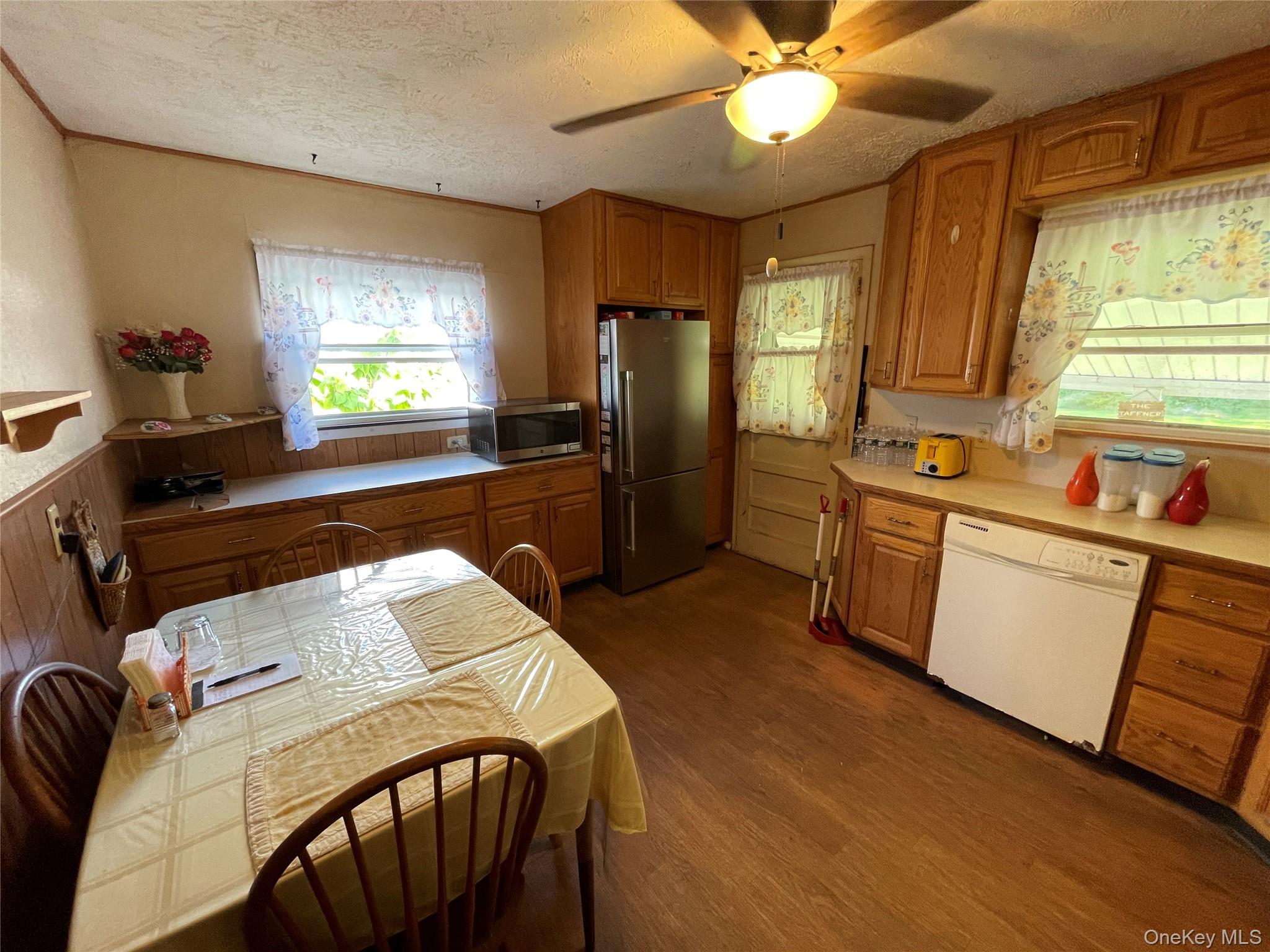16 Heathcote Road Lindenhurst, NY 11757 - Photo 4 of 21 Gallery Image 4