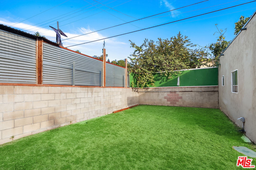 1436 Silver Boulevard Los Angeles, CA 90026 - Photo 25 of 31 a view of a back yard of the house