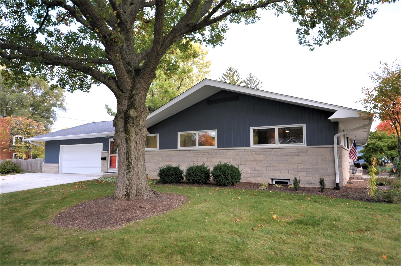 425 Maple Lane Geneva, IL 60134 - Photo 3 of 48 a front view of a house with a garden