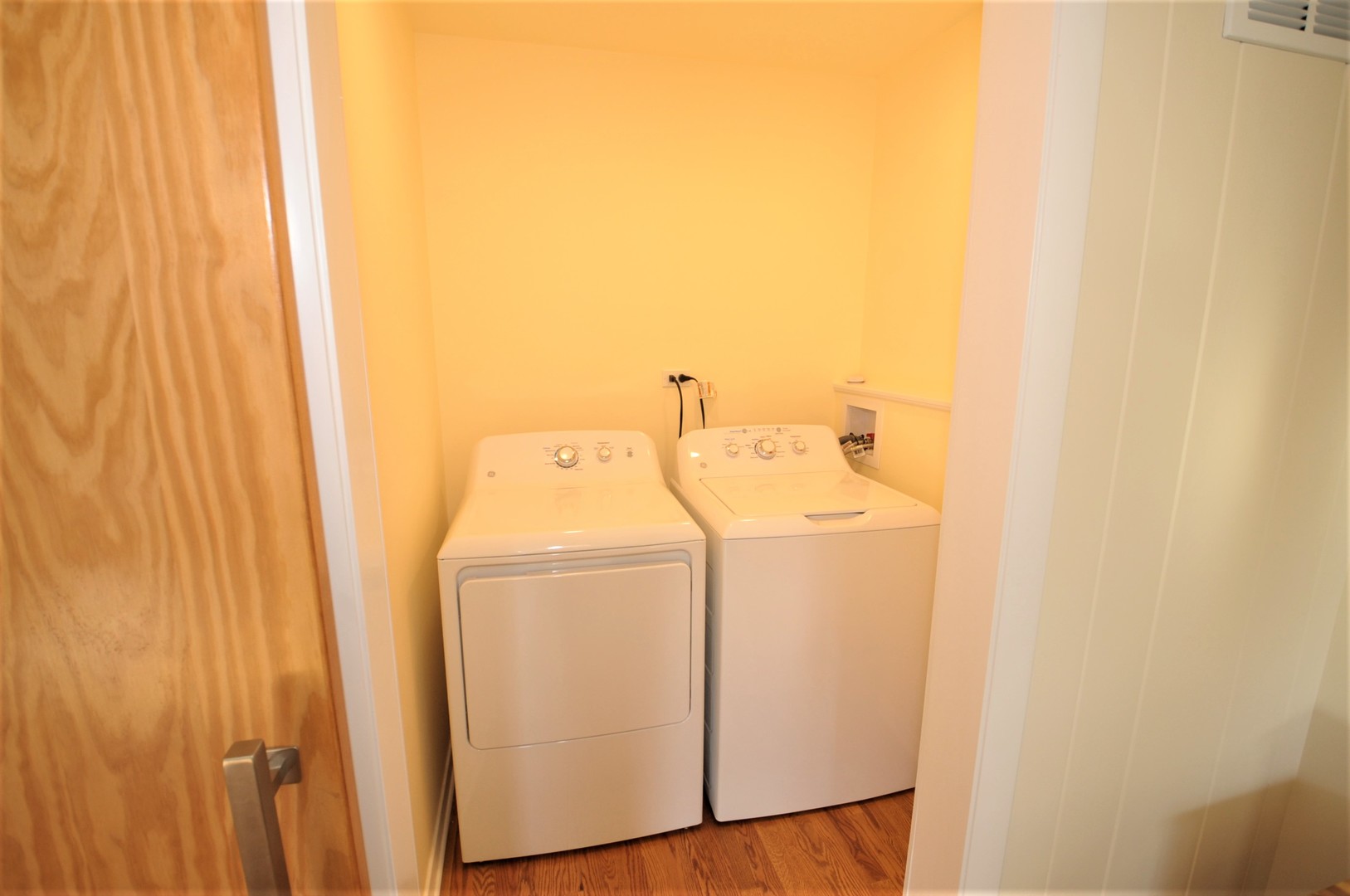 425 Maple Lane Geneva, IL 60134 - Photo 39 of 48 a utility room with dryer and washer