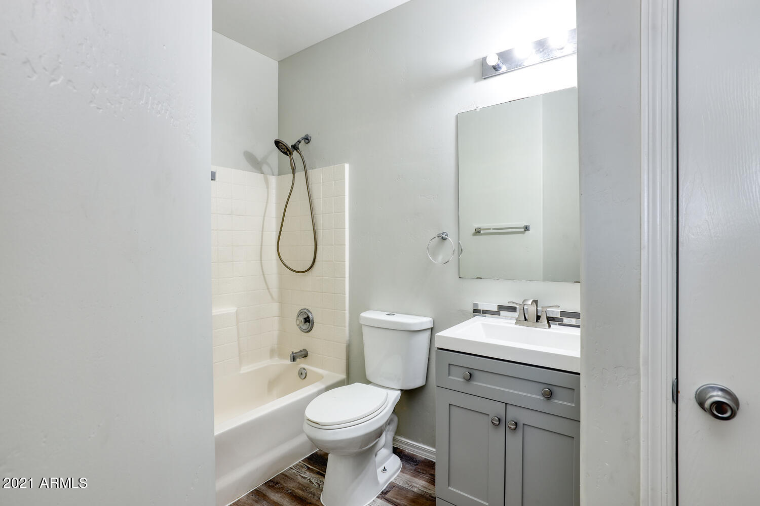 6330 West Riva Road Phoenix, AZ 85043 - Photo 15 of 19 Hall Bathroom