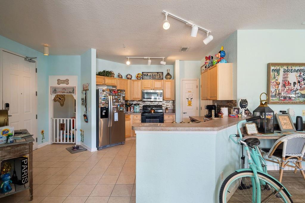 302 Terrace Ridge Circle, Unit 302 Davenport, FL 33896 - Photo 9 of 23 a view of a kitchen and dining room