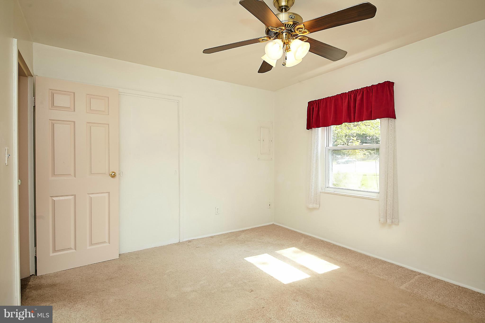 5540 Earlehurst Street Springfield, VA 22151 - Photo 16 of 30 an empty room with windows and fan