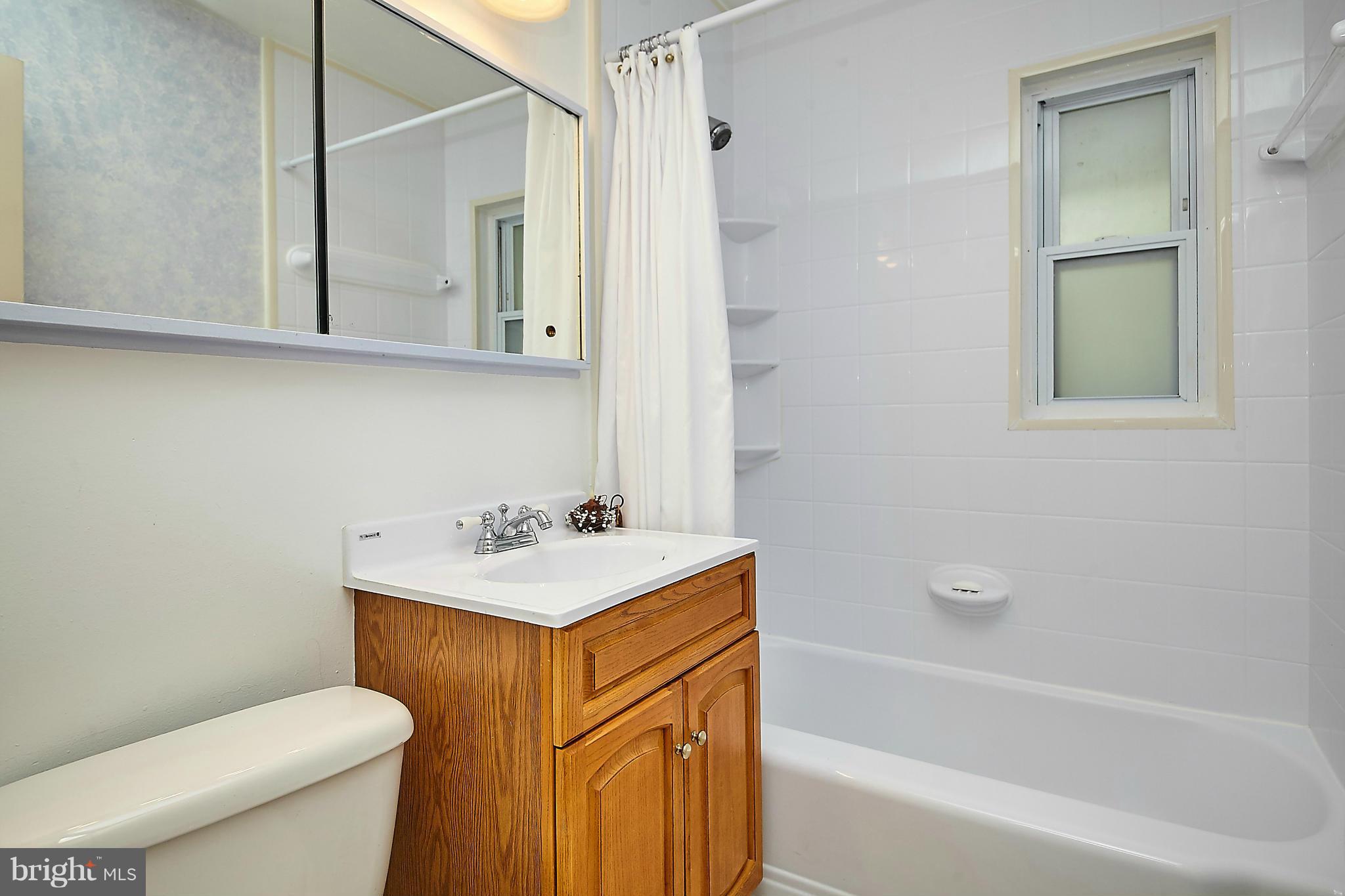 5540 Earlehurst Street Springfield, VA 22151 - Photo 17 of 30 a bathroom with a sink toilet vanity and bathtub