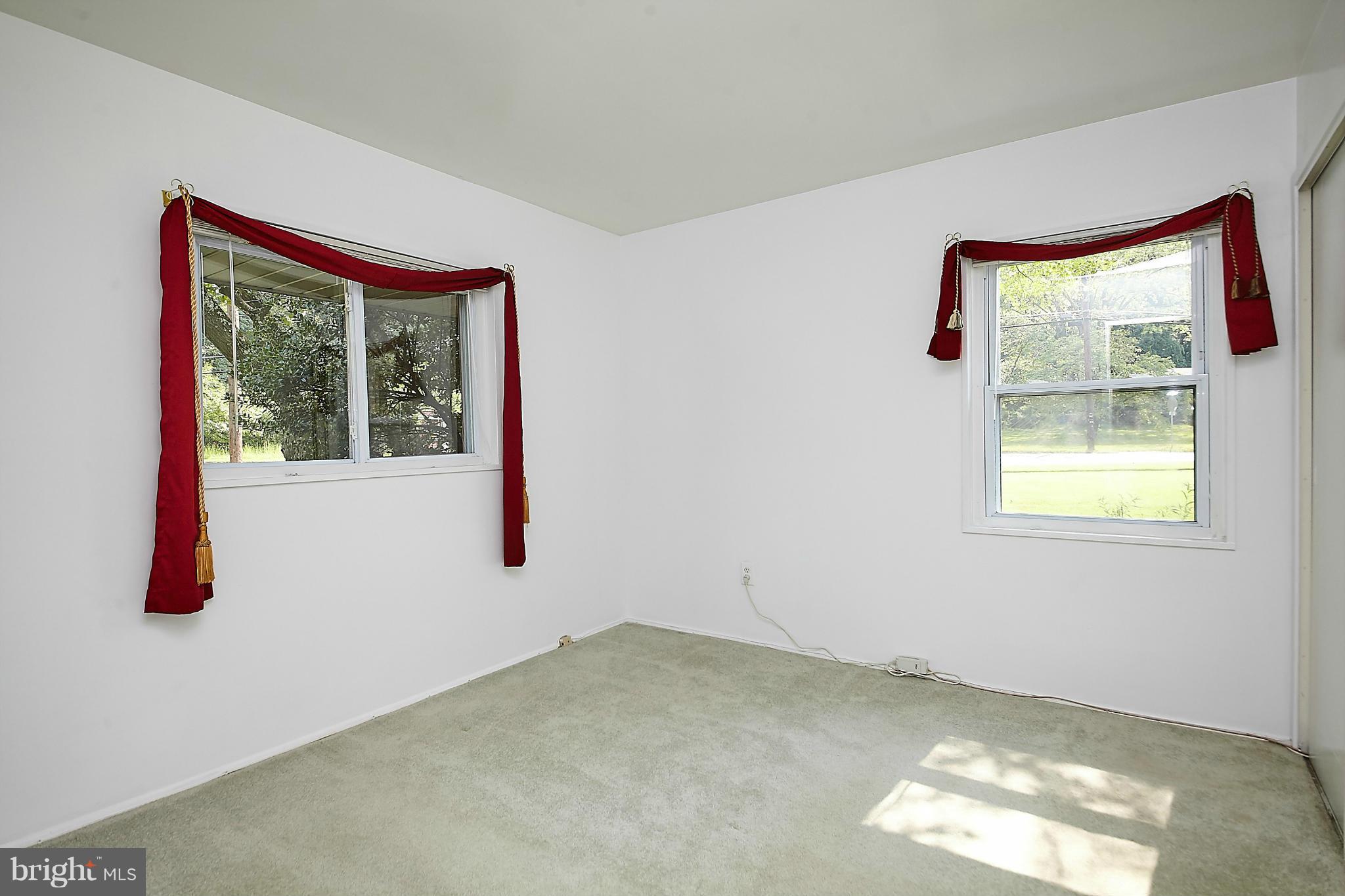 5540 Earlehurst Street Springfield, VA 22151 - Photo 20 of 30 an empty room with windows