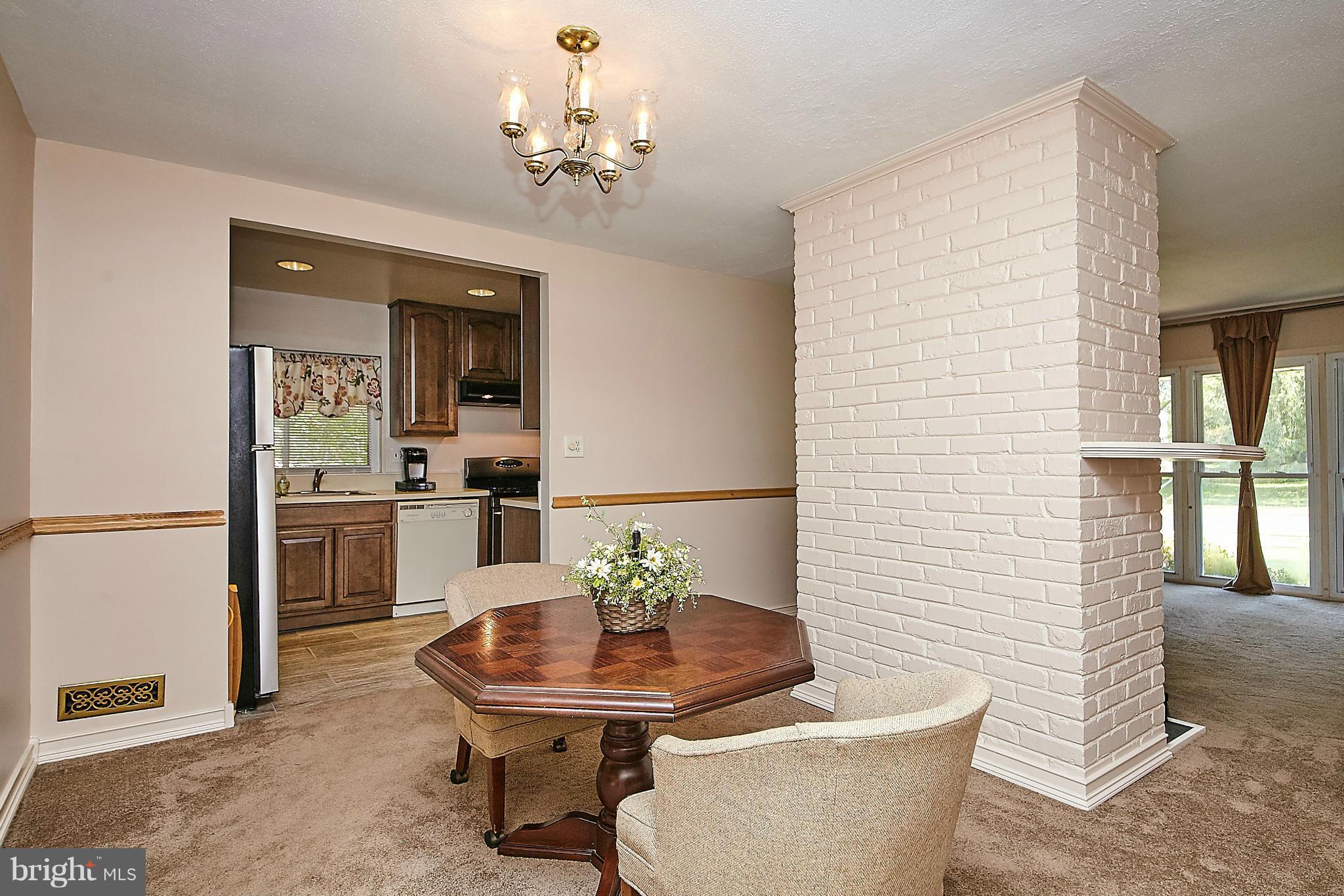 5540 Earlehurst Street Springfield, VA 22151 - Photo 10 of 30 a dining room with furniture and window