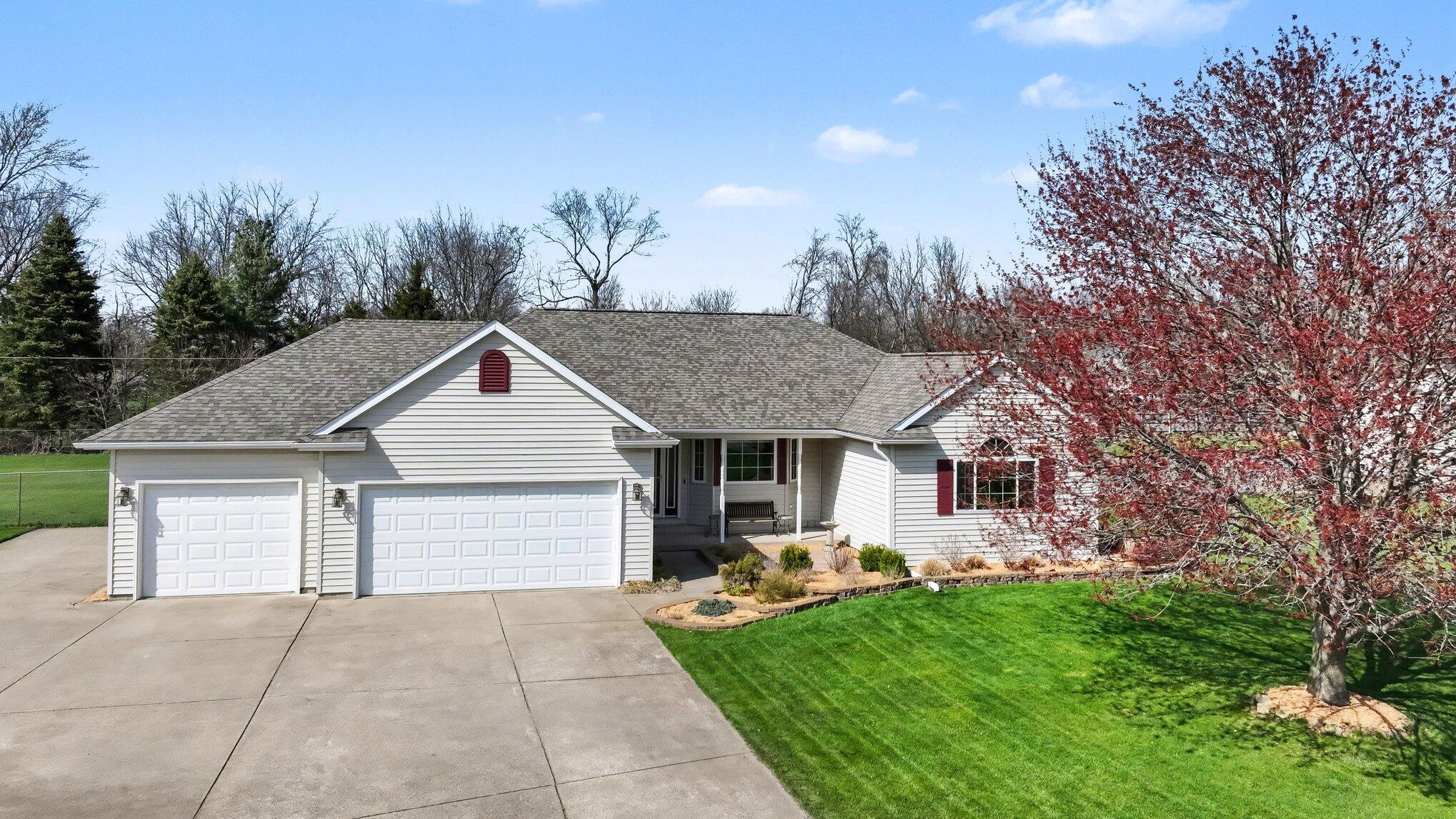 53126 Ridgeview Circle Paw Paw, MI 49079 - Photo 2 of 38 032_file_3290